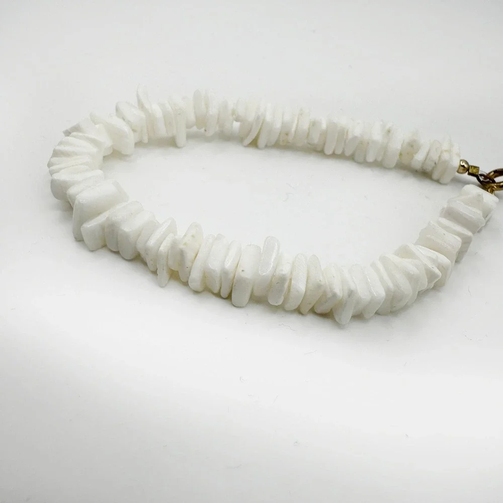 Vintage Puka Shell Chip Bead Bracelet Hawaiian Style Gold Tone Clasp‎